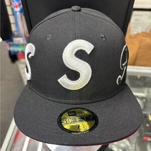 New Era Black Fitted Supreme Hat Size    7 1/4